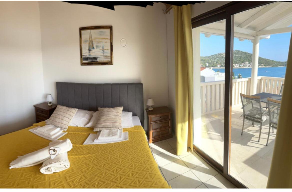 Villa I Karma Tisno Exterior photo
